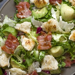 10 салатов с сухариками, которые вы будете готовить снова и снова - Лайфхакер