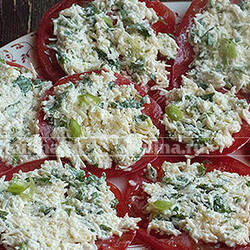 Помидоры с сыром и чесноком