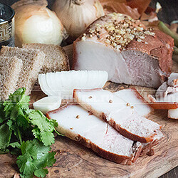 Сало в луковой шелухе