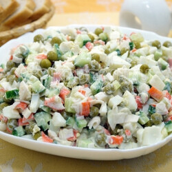 Салат с крабовыми палочками, огурцом и зеленым горошком