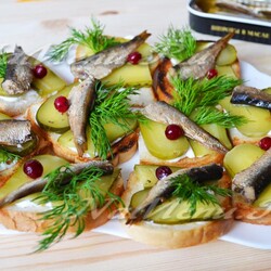 Бутерброды со шпротами и соленым огурцом, рецепт с фото
