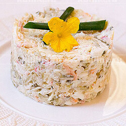 Салат с крабовыми палочками с майонезом