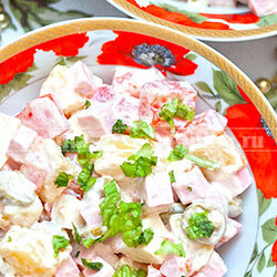 Салат с колбасой и сыром