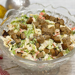 Салат королевский с сухариками