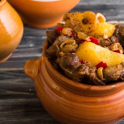 Жаркое из куриных желудков в горшочках - Лайфхакер