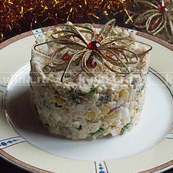 Салат из консервированной горбуши с рисом