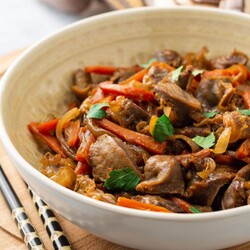 Жареные куриные желудки с морковью и луком - Лайфхакер