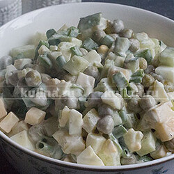 Салат с яйцами и зеленым горошком