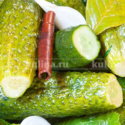 Малосольные огурцы в банке