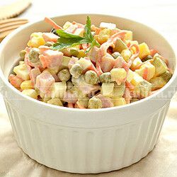 Оливье с ветчиной и морковкой по-корейски