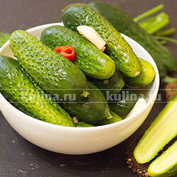 Малосольные огурцы с бородинским хлебом