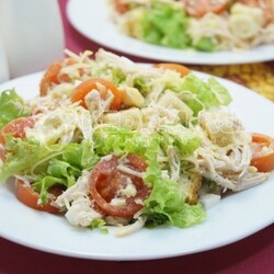 Салат с сухариками и курицей «Брио»