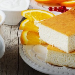 12 лучших рецептов творожной запеканки в духовке, мультиварке, микроволновке и на сковороде - Лайфхакер