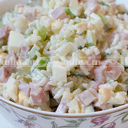 Салат с ветчиной и рисом