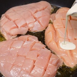 Зачем опытные хозяйки делают надрезы на куриных грудках