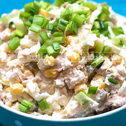 Салат с курицей и кукурузой