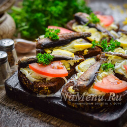 Бутерброды со шпротами, яйцом и помидорами, рецепт с фото