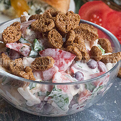 Салат с сухариками и фасолью