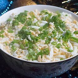 Салат с тунцом и рисом: вкусное угощение для праздничного стола