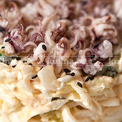 Салат с кальмарами и пекинской капустой