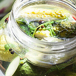 Хрустящие малосольные огурцы