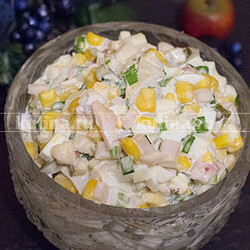 Салат с кальмарами, яйцами и огурцами