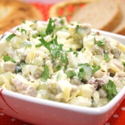 Салат с курицей и зеленым горошком