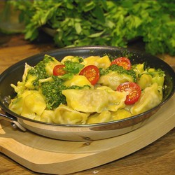Ravioli mit Kräuter-Pesto – das Rezept aus "essen & trinken – Für jeden Tag"