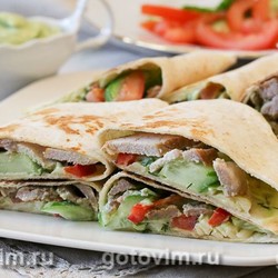Тортильи с мясом, овощами и соусом из авокадо. Рецепт с фото