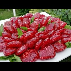 цукаты из клубники. просто  оочень красиво !)