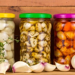 15 отличных рецептов маринованного чеснока на зиму