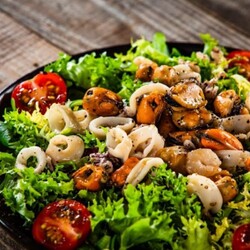 20 салатов с морским коктейлем, которые легко приготовить