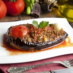 Рецепт: Карныярык (фаршированные баклажаны по-турецки) на RussianFood.com