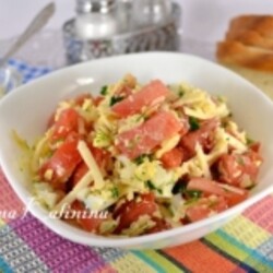 Салат с помидорами, сыром и чесноком