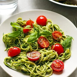 спагетти с соус песто и помидорами