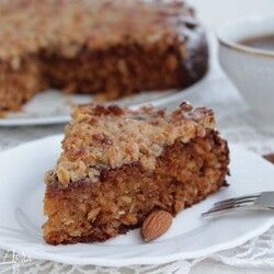 Пирог с овсяными хлопьями, медом и орехами