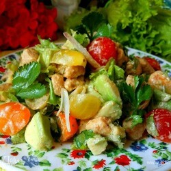 Салат с курицей и авокадо «Вкус Индии»