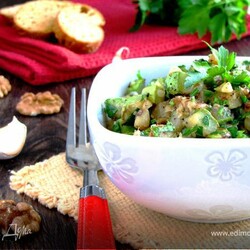 Теплый салат из цукини с грецким орехом