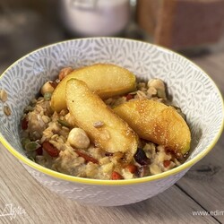 Овсяная каша с яблоками, семечками и ягодами годжи