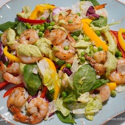 Салат с креветками, сладким перцем и заправкой из авокадо