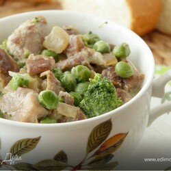 Индейка в сливках с зеленым горошком и брокколи