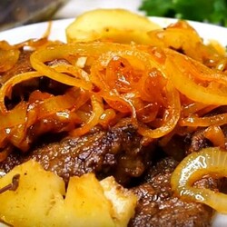 Вкусная печень с яблоками и луком: делайте сразу две порции! - Мир салатов