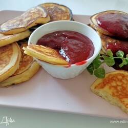 Оладьи из  рикотты с клубничным соусом