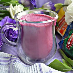 Смузи из черной смородины, овсяных хлопьев и киноа