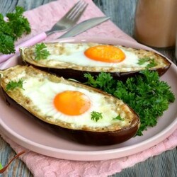 Запечённые лодочки из баклажанов с брынзой и яичницей глазуньей - Мир салатов