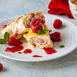 Запеченные налистники с творогом и малиной в сливочной заливке - Мир салатов