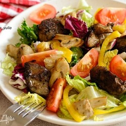 Теплый салат с печенью, шампиньенами и помидорами
