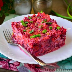 Салат из свёклы и моркови с чесноком и сметаной на RussianFood.com