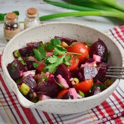 Салат со свеклой и помидорами черри, зеленью