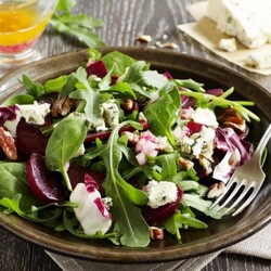 Салат свекла, творог, орехи, чеснок